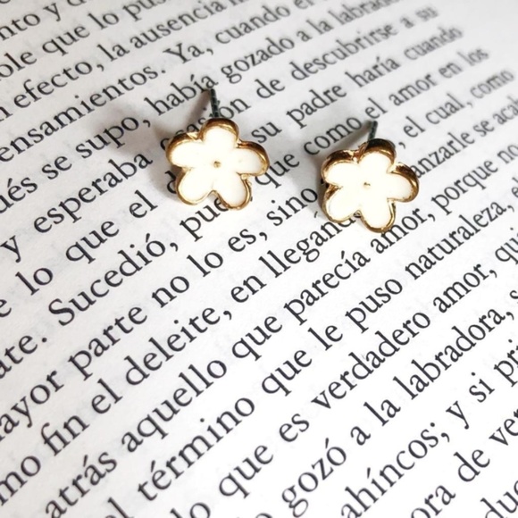 Alquimia Jewelry - ENAMEL BOHO GOLD DAISY FLOWER STUDS